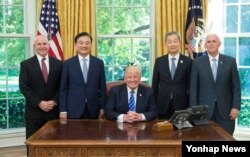 홍석현 한국 특사가 지난 17일 백악관에서 도널드 트럼프 미국 대통령을 만나 문재인 한국 대통령의 친서를 전달하고 미한동맹과 북핵 문제 등을 논의했다. 이날 기념사진을 촬영한 허버트 맥매스터 백악관 국가안보회의(NSC) 보좌관(왼쪽부터), 홍석현 대미 한국특사, 도널드 트럼프 미국 대통령, 안호영 주미 한국대사, 마이크 펜스 미국 부통령.