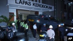 Kendaraan milik aparat kepolisian membawa tahanan hukuman mati asal Australia Andrew Chan dan Myuran Sukumaran selama pemindahan mereka di penjara Bali, 4 Maret 2015. (Foto: AP)