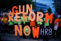 រូបឯកសារ៖ សកម្មជនប្រមូលផ្តុំគ្នាតវ៉ាឲ្យមានការកំណែទម្រង់ច្បាប់ដើម្បីទប់ស្កាត់អំពើហិង្សាដោយកាំភ្លើង នៅទីក្រុង Fairfax រដ្ឋ Virginiaកាលពីថ្ងៃទី ៥ ខែសីហា ឆ្នាំ ២០១៩ ។