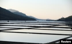 Stone Saltworks di Ston, Kroasia, 8 Agustus 2017. (Foto: REUTERS/Antonio Bronic)