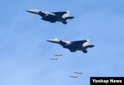 29일 강원도 필승사격장에서 실시된 공격 편대군 실무장 폭격에서 공군 F-15K 전투기가 무게 1톤의 MK-84 폭탄을 투하하고 있다.