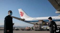 중국국제항공(에어 차이나) 항공기 앞에서 관계자들이 운영 상황을 점검하고 있다. (자료사진)