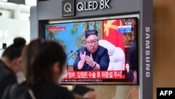 지난 21일 한국 서울역에 설치된 TV에서 김정은 북한 국무위원장 건강이상설 관련 뉴스가 나오고 있다.