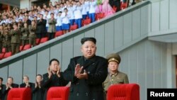 지난 10월 북한 김정은 국방위원회 제1위원장이 리모델링 공사를 마친 평양 '5월1일 경기장'에서 여자 축구경기를 관람하고 있다. (자료사진)