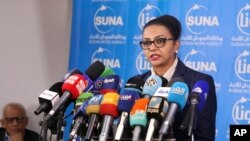 수단의 헤바 무하마드 알리 재무장관이 20일 카르툼에서 기자회견을 했다. 도널드 트럼프 미 대통령은 이 날 수단이 미국의 테러 희생자와 가족에게 지불하기로 합의한 3억3천500만 달러를 예금하면 수단을 테러지원국 명단에서 제외할 것이라고 밝혔다. 