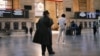 Ljudi u Grand central terminalu u Njujorku, 21. oktobra 2020.