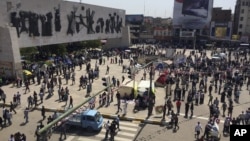 Followers of Shi'ite cleric Muqtada al-Sadr gather for the sit-in at Tahrir Square, Baghdad, Iraq, April 17, 2016. 