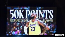 LeBron James (23) après avoir marqué un panier de trois points contre la Nouvelle-Orléans, Los Angeles, USA, le 4 mars 2025. 