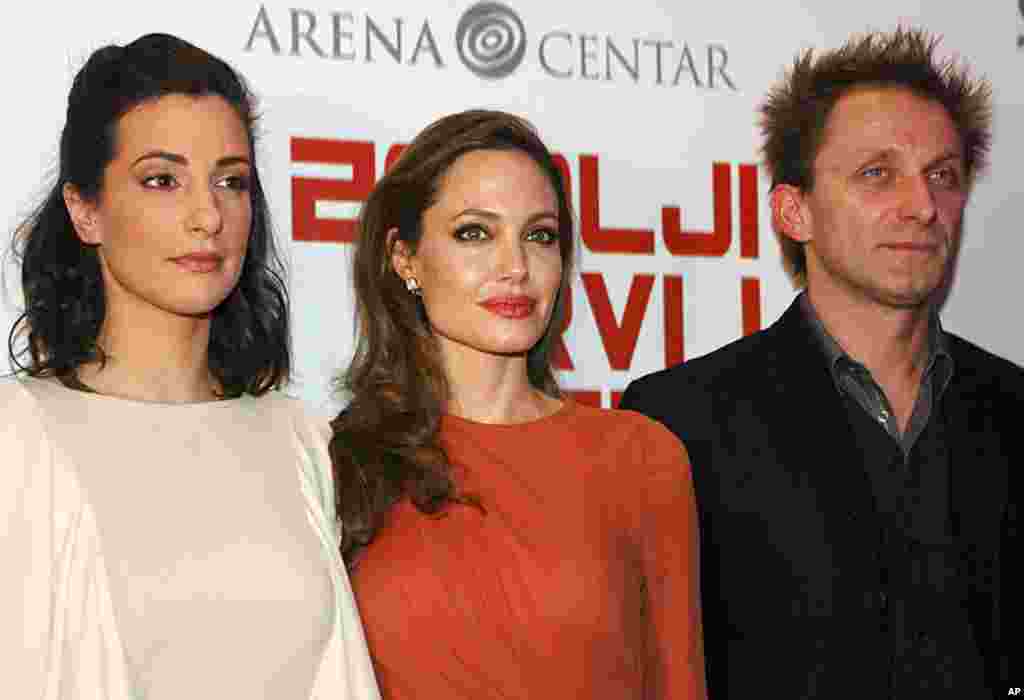 Director Angelina Jolie poses with cast members Zana Marjanovic (L) and Goran Kostic on the red carpet before the premiere of 'In The Land Of Blood And Honey' in Zagreb, February 17, 2012. (Reuters)