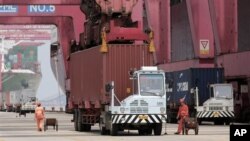 Suasana di Pelabuhan Ningbo, Tiongkok. Turunnya permintaan ekspor dari Tiongkok menyebabkan perlambatan ekonomi Asia. (Foto: Dok)