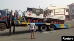 Sebuah kendaraan PMI dimuat ke sebuah truk di Palu, Sulawesi Tengah, 3 Oktober 2018. (Foto: PMI via Reuters)