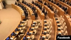 პირველი სხდომა ოპოზიციის ბოიკოტის ფონზე