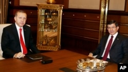 Turkey's President Recep Tayyip Erdogan (l) with Prime Minister Ahmet Davutoglu in Ankara, Aug. 25, 2015.