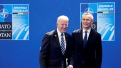 Generalni sekretar NATO Jens Stoltenberg dočekuje američkog predsjednika Joe Bidena tokom NATO samita u sjedištu Alijanse u Briselu, 14. juni 2021.