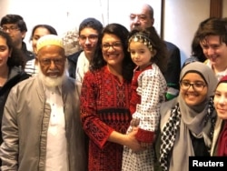 Rashida Tlaib, perempuan Palestina-Amerika pertama yang terpilih sebagai anggota Kongres, berfoto bersama para pendukungnya di luar kantornya di Longworth House Office Building (LHOB), di Washington, D.C., 3 Januari 2019. Tlaib tampak mengenakan thobe, busana tradisional perempuan Palestina.
