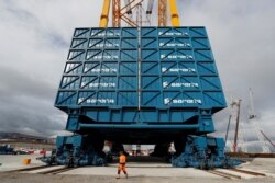 "Big Carl", derek terbesar di dunia, di lokasi pembangkit listrik tenaga nuklir Hinkley Point C, dekat Bridgwater, Inggris, 12 September 2019. (REUTERS/Peter Nicholls)