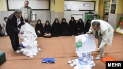 Panitia pemilu Iran melakukan penghitungan kartu suara di sebuah TPS di Teheran (28/2).