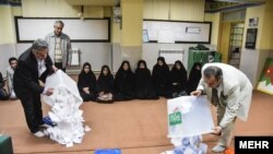 Penghitungan kertas suara pemilihan Iran, Minggu (28/2).