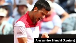 Novak Đoković slavi osvajanje poena u meču drugog kola na turnru u Rimu, prtotiv Gruzijca Nikolosa Bazilašvilija (Foto: Reuters/Alessandro Bianchi)