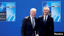 ჯო ბაიდენი, აშშ-ის პრეზიდენტი (მარცხნივ) და იენს სტოლტენბერგი, ნატოს გენერალური მდივანი (მარჯვნივ)