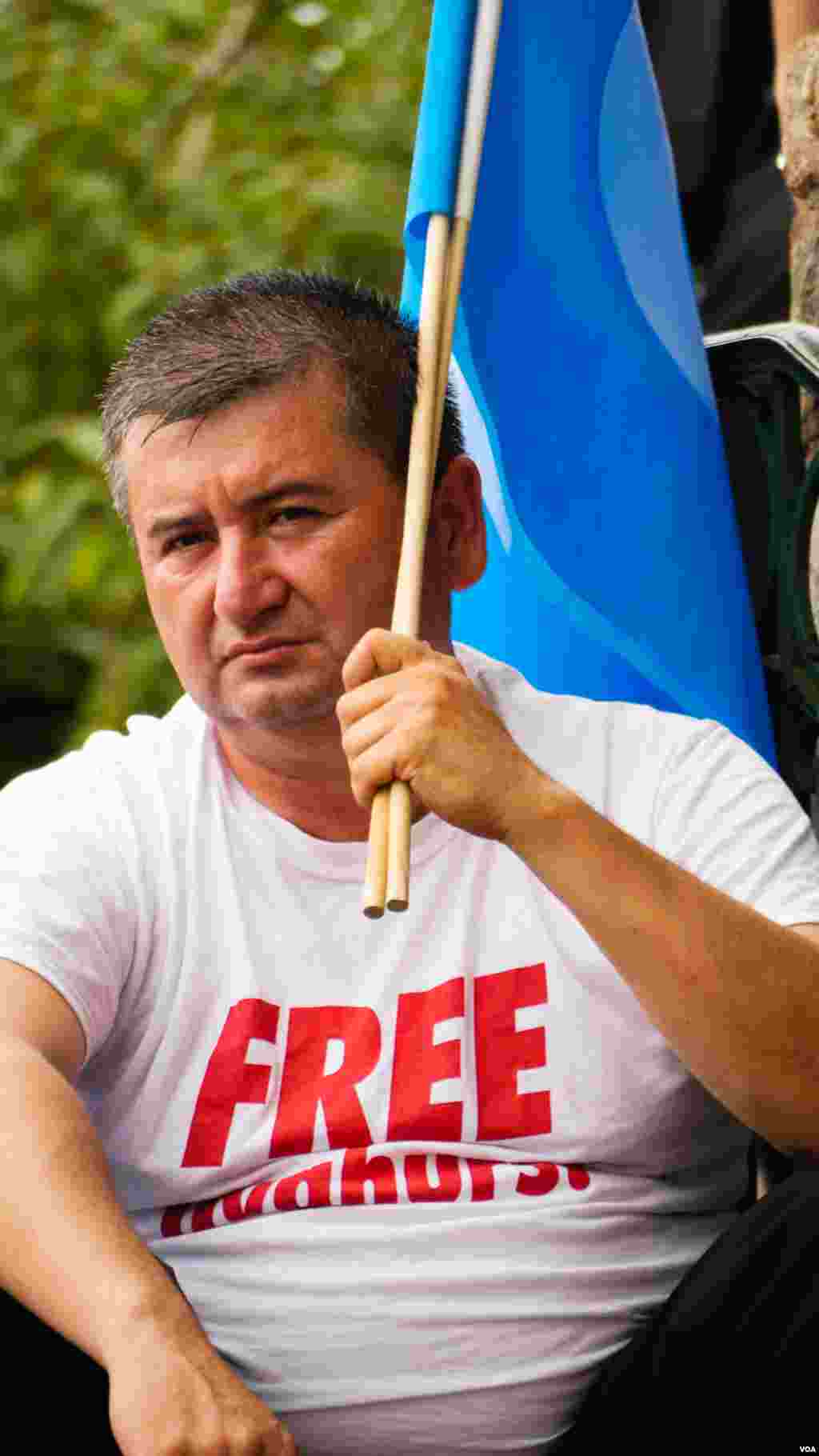 Uyg&#39;urlar Sharqiy Turkiston bayroqlarini ko&#39;tarib, Xitoy elchixonasi qarshisida bu davlatning uyg&#39;urlarga qarshi siyosatini qoralab, namoyish qilmoqda, Vashington, 3-avgust, 2014-yil. Odil Ruzaliev surati