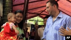 Derek Mitchell Yangonga OITS/VICH bilan og'rigan bemorlar bilan ko'rishmoqda, 11-sentabr, 2011-yil.