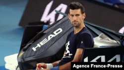 Le Serbe Novak Djokovic assiste à une séance d'entraînement avant le tournoi de tennis de l'Open d'Australie à Melbourne, le 14 janvier 2022.