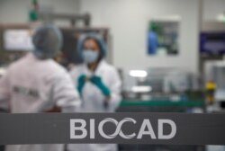 Para ahli tengah memproduksi vaksin COVID-19 "Gam-COVID-Vac" yang juga dikenal sebagai "Sputnik-V" di fasilitas perusahaan bioteknologi BIOCAD di Saint Petersburg, Rusia 4 Desember 2020.