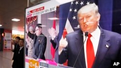 지난 10일 한국 서울역에 설치된 TV 뉴스 화면에 도널드 트럼프 미 대통령 당선인(오른쪽)과 김정은 북한 국무위원장의 사진이 나란히 나오고 있다.