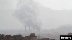 Asap mengepul akibat bentrokan antara pendukung mantan Presiden Yaman Ali Abdullah Saleh dan pemberontak Syiah Houthi di Sana'a, Yaman. 