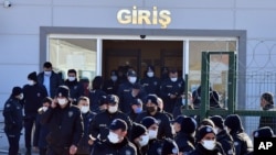 지난해 11월 터키 앙카라 법원에서 2016년 쿠데타 시도와 관련된 군 관계자들의 재판이 열렸다. 폭동 진압 경찰들이 법원 입구를 지키고 있다.