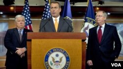 Ketua Partai Republik di DPR AS, John Boehner (tengah) didampingi rekannya memberikan keterangan kepada media setelah kemenangan partai Republik di DPR AS.