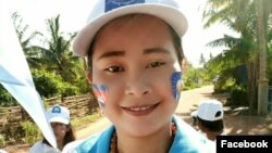 រូបឯកសារ៖ អ្នកស្រី​ ឡាញ់ ថាវរី ​ដែល​ជា​អតីត​សកម្មជន​គណបក្ស​សង្គ្រោះ​ជាតិ​និង​ជា​អតីត​មេឃុំ​ឫស្សី​ក្រោក ​ ស្រុក​មង្គល​បុរី​  ខេត្ត​បន្ទាយ​មានជ័យ។ (Facebook / Lanh Thavry)