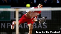 Novak Đoković servira u meču sa Albertom Ramosom Vinjolasom u 3. kolu turnira u Rimu (Foto: Reuters/Tony Gentile) 