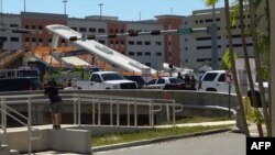 法新社视频截图显示倒塌的行人天桥（2018年3月15日）