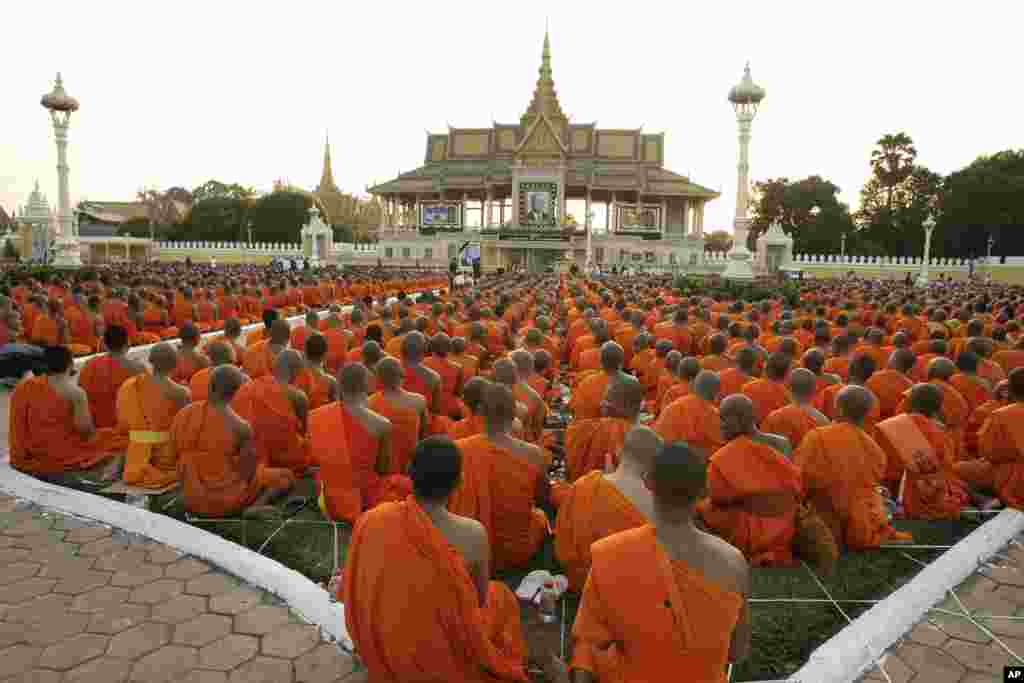 Buddhist monks offer prayers to late former King Norodom Sihanouk ahead of his cremation in front of the Royal Palace in Phnom Penh, January 26, 2013.