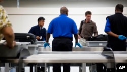 Pemeriksaan barang-barang penumpang yang dibawa ke kabin di sebuah bandara (foto: ilustrasi).