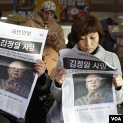 Warga Seoul membaca berita dalam kereta tentang meninggalnya pemimpin Korea Utara, Kim Jong Il (19/12).