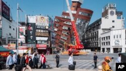 ผู้นำไต้หวันเดินทางเยือนพื้นที่ประสบภัยแผ่นดินไหว ทางตะวันออกของไต้หวัน เมื่อ 3 เม.ย. 2024 (Taiwan Presidential Office via AP)