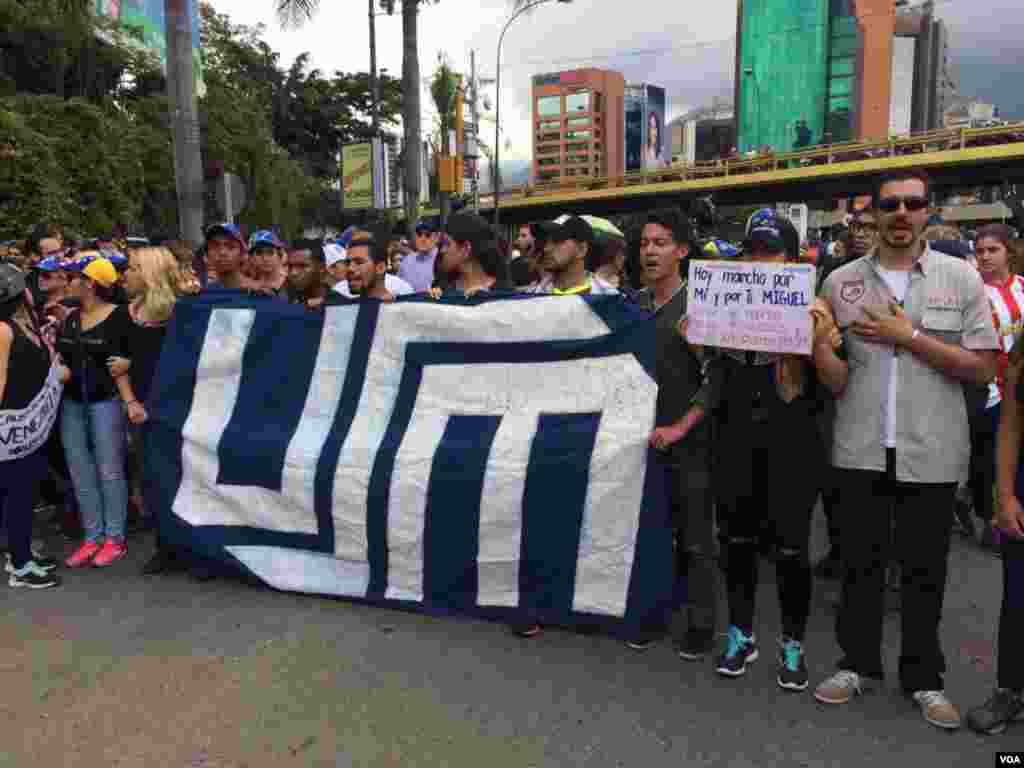 Castillo se graduó hace cinco días en la Universidad Santa María de Caracas, en la mención audiovisual. Foto: Álvaro Algarra.