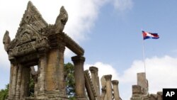 រូបឯកសារ៖ ទង់ជាតិ​ខ្មែរ​ ដែល​បង្ហូត​នៅ​​លើ​ប្រាសាទ​ព្រះវិហារ​។ 