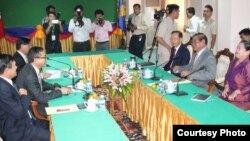 ថ្នាក់ដឹកនាំក្រុមតំណាងរាស្ត្រគណបក្សប្រជាជនកម្ពុជា​ដឹកនាំដោយលោក ស ខេង ឧប​នាយក​រដ្ឋ​មន្ត្រី​និង​ជា​រដ្ឋ​មន្ត្រី​ក្រសួង​មហាផ្ទៃ​​ ជួបពិភាក្សាការងារជាមួយថ្នាក់ដឹកនាំក្រុមតំណាងរាស្ត្រគណបក្សសង្គ្រោះ​ជាតិ ដឹកនាំដោយលោក​ សម រង្ស៊ី ប្រធាន​គណបក្ស​សង្គ្រោះ​ជាតិ​នៅមន្ទីររដ្ឋសភាជាតិ នៅ​ថ្ងៃ ច័ន្ទ​ ទី​៦ ខែ​មេសា ឆ្នាំ​២០១៥។ (ប្រភព៖ ទំព័រ​ហ្វេសប៊ុក​លោក សម រង្ស៊ី)