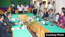 ថ្នាក់​ដឹកនាំ​ក្រុម​តំណាងរាស្ត្រ​គណបក្ស​ប្រជាជន​កម្ពុជា​ដឹកនាំ​ដោយ​លោក ស ខេង ឧបនាយក​រដ្ឋ​មន្ត្រី​និង​ជា​រដ្ឋ​មន្ត្រី​ក្រសួង​មហាផ្ទៃ ជួប​ពិភាក្សា​ការងារ​ជាមួយ​ថ្នាក់​ដឹកនាំ​ក្រុម​តំណាងរាស្ត្រ​គណបក្ស​សង្គ្រោះ​ជាតិ ដឹកនាំ​ដោយ​លោក សម រង្ស៊ី ប្រធាន​គណបក្ស​សង្គ្រោះ​ជាតិ​នៅ​មន្ទីរ​រដ្ឋសភា​ជាតិ នៅ​ថ្ងៃ ច័ន្ទ​ ទី​៦ ខែ​មេសា ឆ្នាំ​២០១៥។ (ប្រភព៖ ទំព័រ​ហ្វេសប៊ុក​លោក សម រង្ស៊ី) 