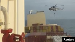 Na ovoj fotografiji snimljenoj sa video snimka, iranski komandos se spušta iz helikoptera u napadu na MSC Aries u Hormuskom moreuzu 13. aprila 2024.