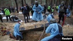 Varr masiv pranë qytetit Izium në pjesën lindore të Ukrainës