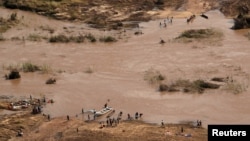 Un pont a été emporté à la suite du cyclone Idai, près du village de John Segredo, au Mozambique, le 24 mars 2019.
