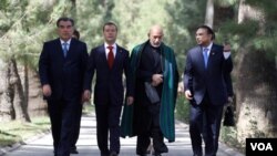 Presiden Rusia Dmitry Medvedev (kedua dari kiri), bersama para pemimpin Tajikistan, Afghanistan, dan Pakistan di ibukota Tajikistan, Dushanbe (2/9).
