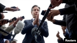 Američki državni sekretar Entoni Blinken obraća se medijima posle bliskoistočne turneje (Foto: REUTERS/Evelyn Hockstein)