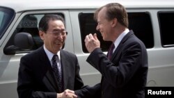 지난 4월 미국의 6자회담 수석대표인 글린 데이비스 대북정책 특별대표(오른쪽)가 뉴욕 유엔주재 미국 대표부를 방문한 우다웨이 중국 외교부 한반도사무 특별대표와 악수하고 있다. (자료사진)