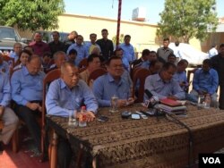 លោក​ ញឹក​ ប៊ុនឆៃ​ អង្គុយ​នៅ​កណ្តាល​ ថ្លែង​ប្រាប់​អ្នកសារព័ត៌មាន​នៅ​ឯ​គេហដ្ឋាន​នៅ​ក្នុង​ការ​ធ្វើ​សន្និសីទ​ព័ត៌មាន អំពី​ការ​ដើរ​ចេញ​ពី​គណបក្ស​ហ៊្វុនស៊ីនប៉ិច​ និង​ការ​បង្កើត​គណបក្ស​រួបរួម​ជាតិ ​នៅ​គេហដ្ឋាន​របស់​លោក​ ស្ថិត​ក្នុង​សង្កាត់​ជ្រោយ​ចង្វារ​ ខ័ណ្ឌ​ជ្រោយ​ចង្វារ​ រាជធានី​ភ្នំពេញ​ កាល​ពី​ថ្ងៃ​ពុធ​ទី​ ៣​ ខែ​កុម្ភៈ​ ឆ្នាំ​ ២០១៦​។ (ហ៊ុល រស្មី/VOA)